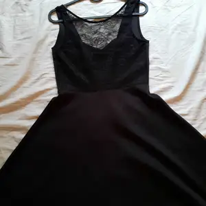 Snygg svart klänning med öppen rygg använd ett fåtal gånger storlek 36 men passar också storlek 38