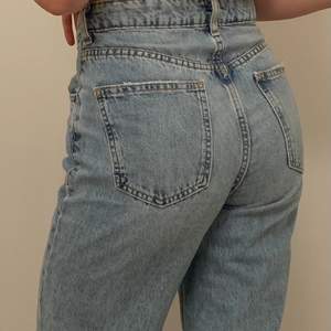 Säljer dessa jeans från zara i storlek 38. Bra passform och raka i benen.
