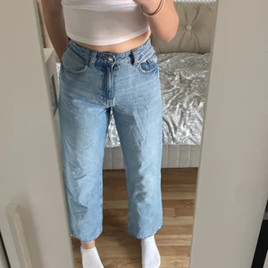 Blåa jeans från HM - Säljer nu mina blåa jeans från H&M i storlek 36. Säljer då dom aldrig kommit till användning och sitter lite konstigt för mig i midjan. Dom är helt oanvända och köpta i februari 2022. Säljer för 100kr+frakt. 