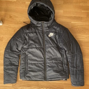 Nike jacka - Säljer denna vinterjacka från Nike, bekväm och tålig. Har en liten fläck på armen och på luvan, annars i super bra skick. Skriv för fler bilder❗️köparen står för frakten❗️