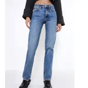 Säljer dessa populära jeans från zara i modellen mid Rise i storlek 38, skulle säga att de är ganska små i storleken💞 passar mig som är 168.  