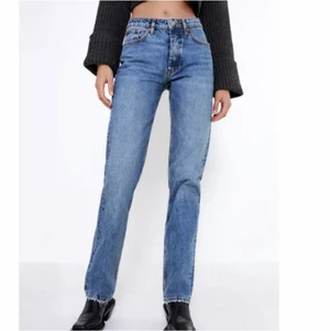 Zara mid rise  - Säljer dessa populära jeans från zara i modellen mid Rise i storlek 38, skulle säga att de är ganska små i storleken💞 passar mig som är 168.  