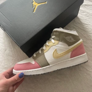 Nike Jordans skor  - HELT NYA! Aldrig använda. Unika skor med egen design. För små för mig så därför jag säljer. Skorna är i strl 39. 