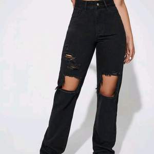 Fina svarta jeans i storlek M liten i storlek                      rekommenderas för dom med storlek s