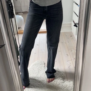Långa raka jeans från zara  - Populära Långa raka jeans från zara.  aldrig använda 
