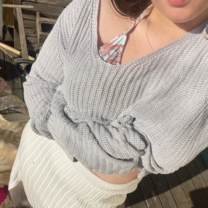 Stickad tröja från brandymelville - Ljusblå stickad tröja från brandy melville, nästan lite lila/grå