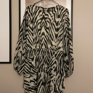 Zebra Klänning Gina Tricot - Jättesnygg klänning från gina. Använd vid 1 tillfälle. Storlek 40