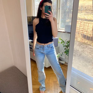 Zara straight jeans - Populära zara straight jeans i den perfekta ljus blåa färgen. Använda ca 3 gånger. Säljs då jag köpte de i en storlek större. Jag är 165 och brukar bära storlek 36-38. Skriv om för frågor 🫶🏻💕