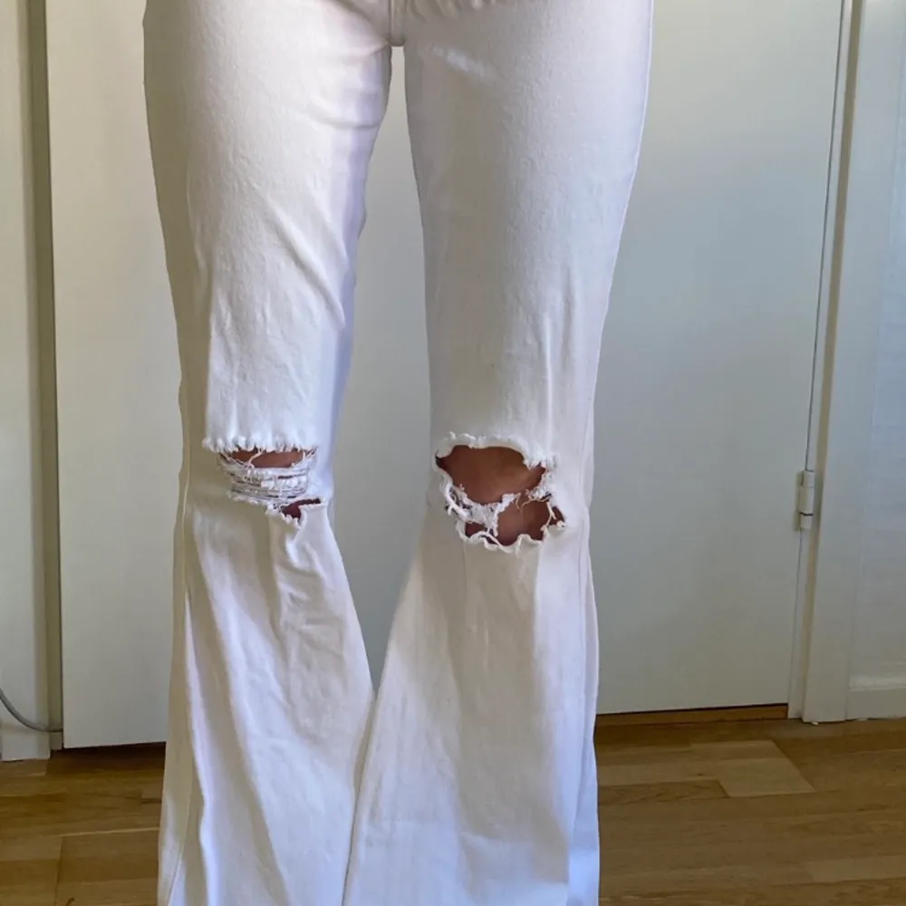 Jättefina vita jeans från Dr Denim,  lite stretch, vida ben. stl XS/30. Inte använda så mycket. Innerbensmått 80 cm. Jag är 163 cm. Köparen står för frakten alt mötas upp i centrala Stockholm. Jeans & Byxor.