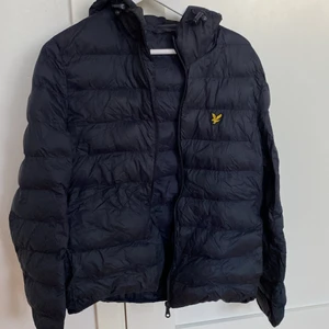 LYLE & SCOTT - En tunn dunjacka i ny skick 