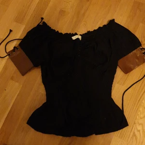 Svart top - En svart top jag köpte för 300 kr. Väldigt fin men är lite stor på mig som har XS. Skulle nog passa S-M bättre. Sitter fint på armarna och har stretching material runt midjan. Köparen står för frakten, pris kan alltid diskuteras💕