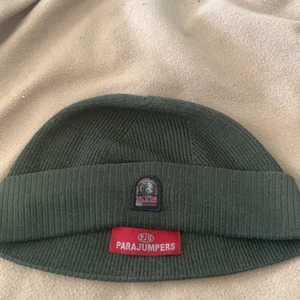 Parajumpers mössa - en grön parajumpers mössa one sice 