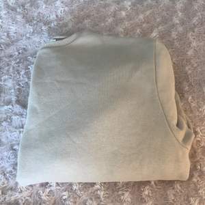 En sweatshirt från NAKD i storleken S. Den är lite oversize men med ett mycket skönt material. Säljer tröjan för 50 kr +frakt💕