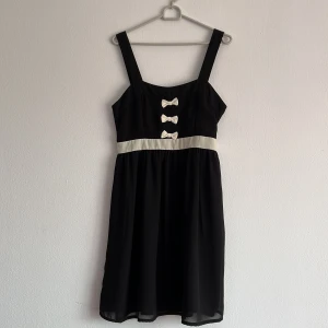 Sommarklänning från veromoda  - Gullig sommarklänning, aldrig använd i storlek 38, prislapp finns kvar, dragkedjan på sidan 