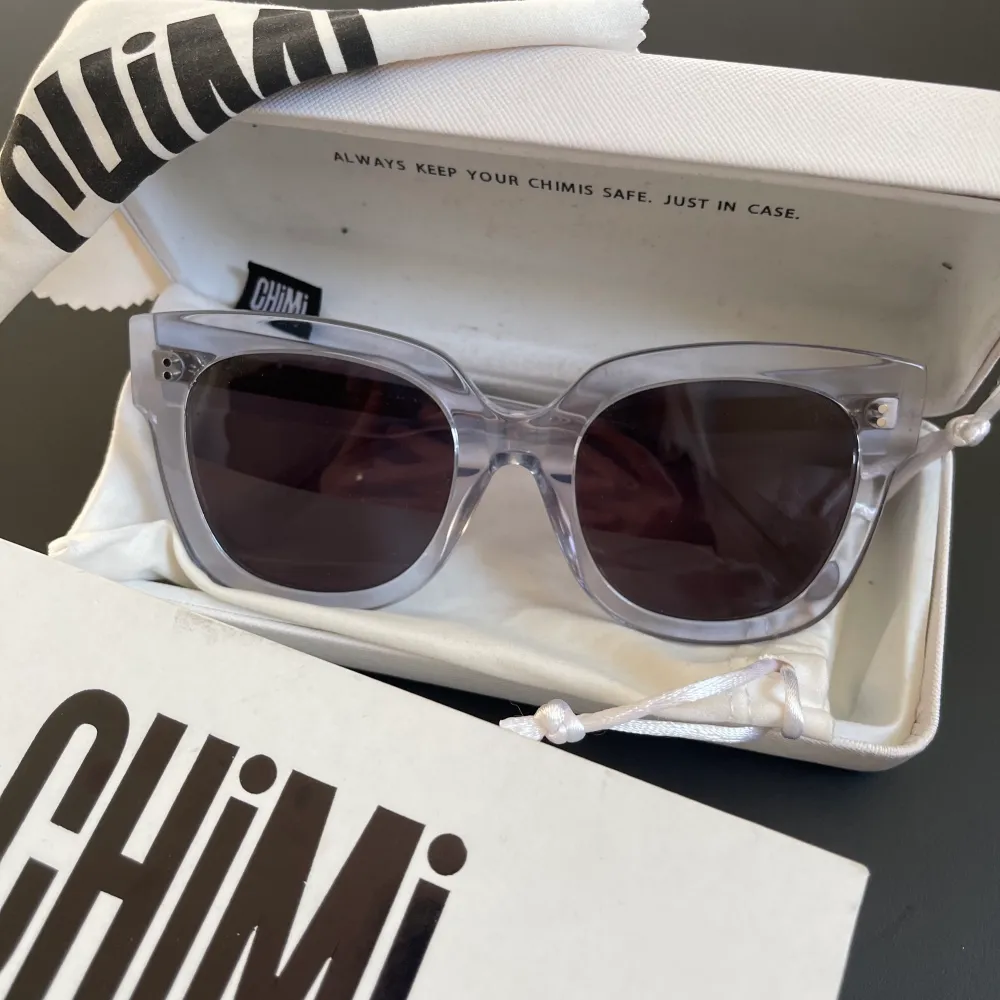 Ljusblå CHIMI solglasögon som knappt är använda så dem är som ny. Modell LITCH 008. Accessoarer.