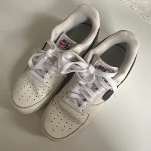 Nike air force 1 Swoosh Pack All-star - Säljer mina Nike air force 1 Low Swoosh pack All-star skor som är slutsålda. Dom är i nyskick men kan behövas en liten tvätt. Knappt använda för det blev en för liten storlek. Nike märket kan man byta till olika färger (se tredje bild). 