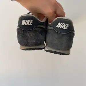 Ett par sköna nikeskor, med riktig retro känsla! Säljer för jag har för många skor. Priset är plus frakt🥰