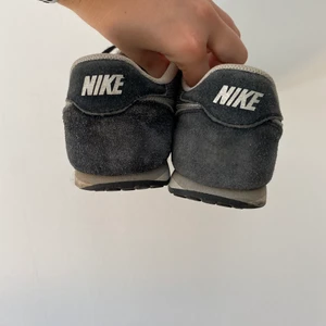 Retro nikeskor - Ett par sköna nikeskor, med riktig retro känsla! Säljer för jag har för många skor. Priset är plus frakt🥰