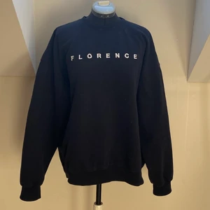 Brandy melville Florence tröja  - Superfin tröja från brandy melville, köpt i Italien. Går ej att få tag på i Sverige! Storlek one size men passar mellan storlek XXS-M. Aldrig använd! GRATIS FRAKT 💕