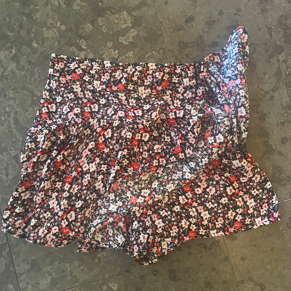Fin blommig kjol som passar perfekt nu inför sommaren. Kjolen har inbyggda shorts. Kjolar.