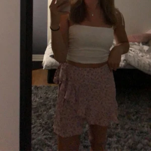 Superfin kjol - Säljer nu en av mina favvokjolar från shein, jätteskönt material, bra skick! Strl S, 60kr+frakt💞