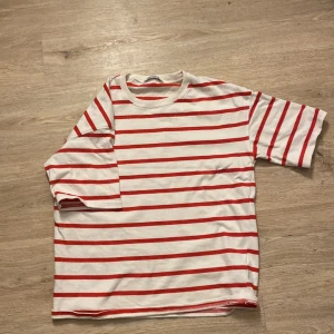 Randig t-tröja  - Vit röd randig tröja, älskar den igentligen men passa inte med den stilen jag har. Använd 1 gång bara💕