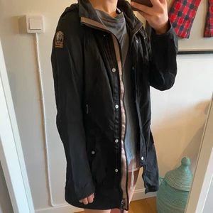 Parajumper windbreaker - Parajumper windbreaker, superbra skick! Nypris 2400kr. Pris kan diskuteras vid snabb affär!