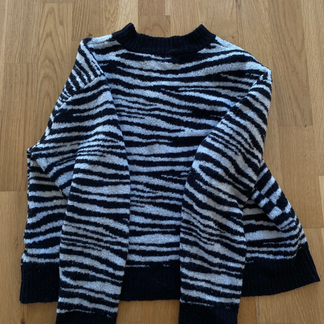 stickad tröja ifrån nakd