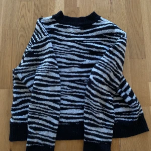 stickad tröja ifrån nakd - Fint skick. 