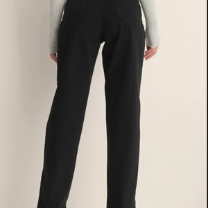 Raka jeans NA-KD - Ett par raka svarta jeans från NA-KD i storlek 38. Aldrig använda! Frakt tillkommer📦
