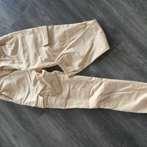 Cargo pants från Gina, strl 38 - Beiga cargo pants från Gina Tricot i strl 38 men passar även 36. Använda fåtal ggr så i nyskick. 