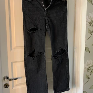 Jeans weekday - Fina jeans med slitningar från weekday. Är de absolut öppen för prisförslag, kan mötas upp i Stockholm och det är bara att skriva för fler bilder!!