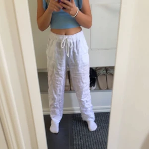 Linnebyxor  - Nu vill jag sälja mina linnebyxor som är perfekta till sommaren! Säljer pågrund av att jag vill köpa nya💗man kan både ha dom hög och lågmidjade. Kan även skicka fler bilder om så behövs✨