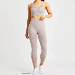 Träningskläder AYBL  - Säljer matchande seamless träningstights och sport bh i beige från AYBL pga passade inte mig. Storlek S respektive M. Aldrig använda. 