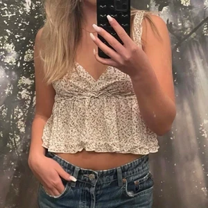 Söt topp  - Jättefin blommig topp till sommaren. Använd 2-3 gånger. Skriv pm för fler bilder 💕