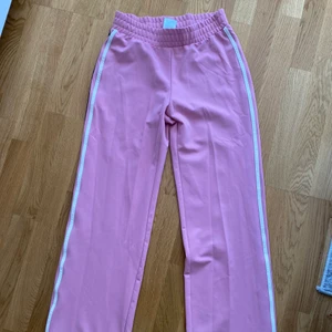 Rosa byxor från GinaTricot - Ett par rosa byxor från GinaTricot som kommit till användning en gång till ett rosa event. 