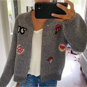 Kofta - Säljer denna kofta, perfekt till våren. Väldigt skön och den sticks ej!