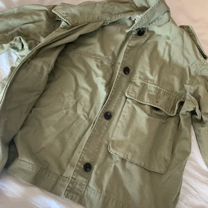 Grön jacka - Superfin grön vår jacka från h&m i storlek Xs. Använd cirka 2 gånger så är precis som ny