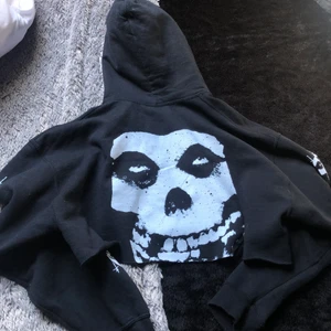MISFITS CROPPED HOODIE - Storlek L🕶