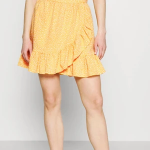 Gul prickig kjol - Säljer en gul prickig kjol vrån Vero Moda 💛 Aldrig använd då jag tycker att den inte passar på mig. Har resår längst upp i bak! !OBS! Knappen har ramlat av så hänger ut en tråd!! Kan skicka bild privat men går lätt att klippa bort! 