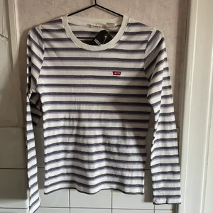 Tröja från Levis  - Oanvänd med lappen kvar. Mjuk och skön. Frakten inräknad! 