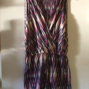 Spräcklig jumpsuit - Säljer en spräcklig jumpsuit, materialet är tunt men inte genomskinligt. Säljer för att den är för liten. Frakten ingår i priset