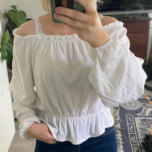 Blus - Använt blusen mycket väl men kvaliteten är det samma💘 Blusen är i storlek s och används inte längre därav säljer jag den. Blusen är väldigt skön och mysigt material, 60kr + frakt ❤️‍🔥