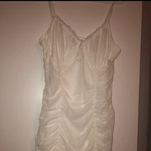 Vit spets klänning  - Vit spets klänning med drapering