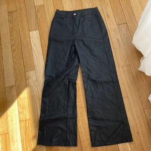 Skinbyxor från SHEIN.  - Skinnbyxor från Shein i storlek L. Aldrig använda då jag köpte fel storlek. Superfina och skönt material.🌸  100kr exklusive frakt