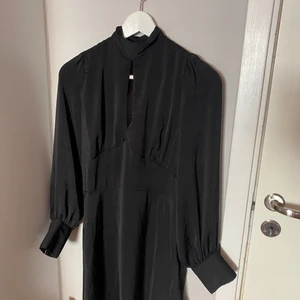 Klänning strl 38 - Superfin klänning i lyxigt tyg med öppen rygg, aldrig använd. Storlek 38.