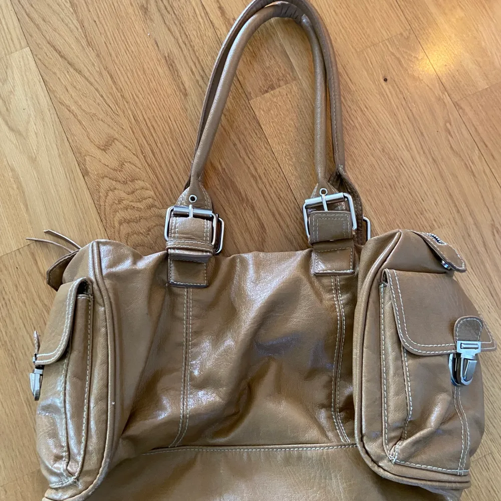 En brun handväska från Åhléns i helt ok skick. Väskor.