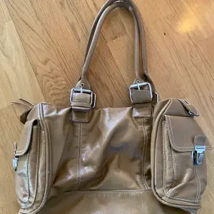 En brun handväska från Åhléns i helt ok skick