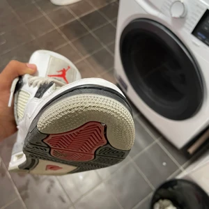Jordan 4 cement white  - Jorden 4 cement white, Säljer dom för dom e för små, dom är slut överallt i denne storlek och koster 7650 i stock x