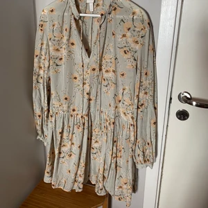 Luftig sommarklänning strl 36 - Jättefin klänning från hm. Strl 36